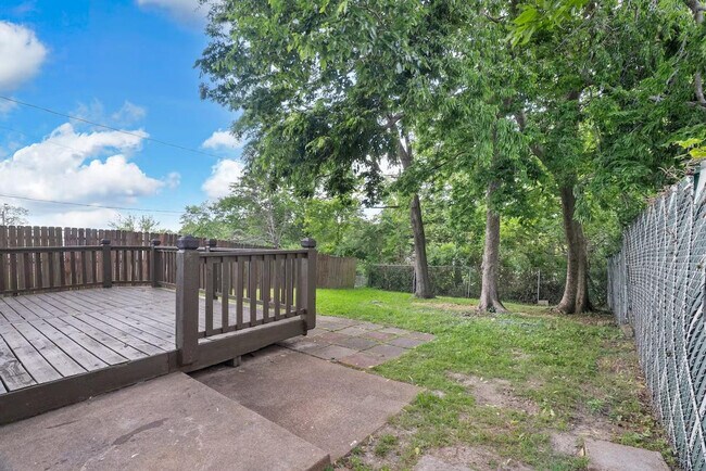 Building Photo - 6444 Wade Ave