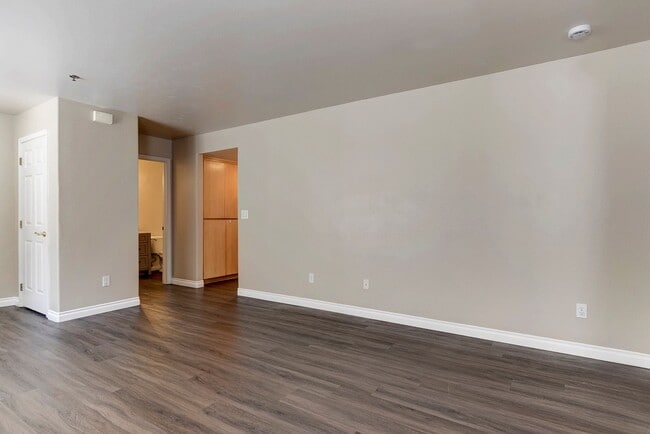 Building Photo - 2 Bed 1 Bath Condo with an Office!
