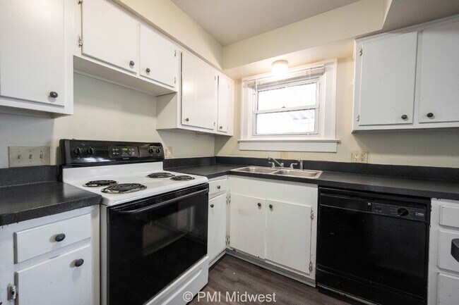 Building Photo - "Charming 2-Bed Home with Gleaming Hardwoo...