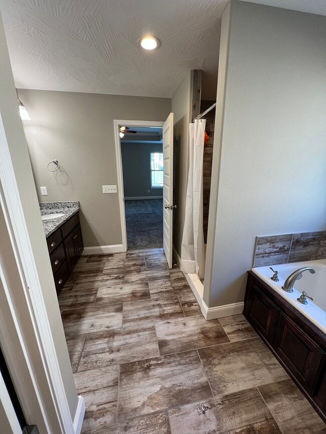 Building Photo - 4 Bedroom | 2 Bathroom | 3 Car Garage| Springfield MO | Fire Place | Covered patio!