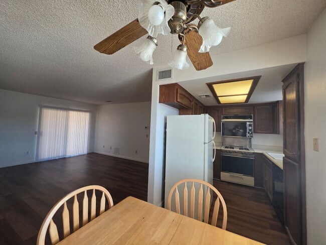 Building Photo - Charming 2 bedroom condo