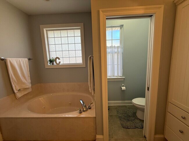 Building Photo - 4410 Windlake Dr