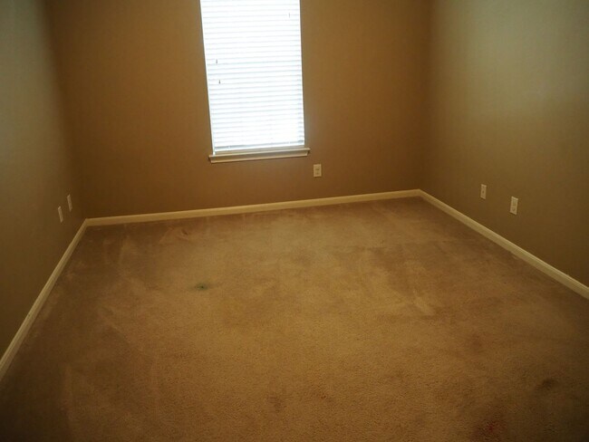 Building Photo - 28607 Green Hedge Dr