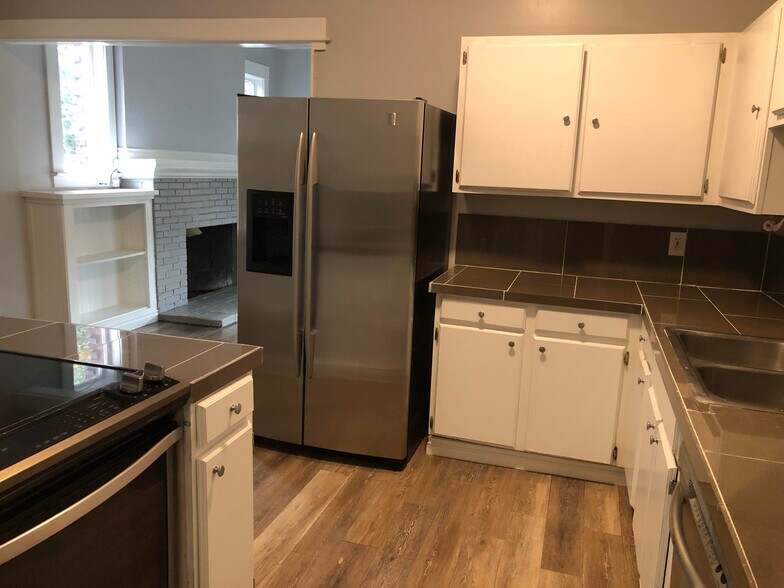 Building Photo - 5410 NE 32nd Pl.