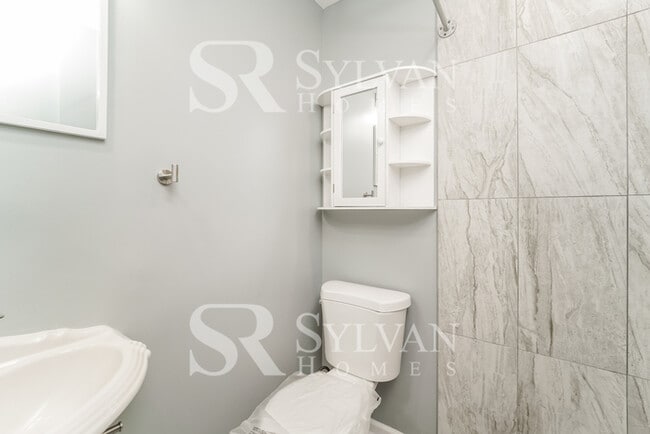 Building Photo - Beautiful 3BR 3BA Townhome