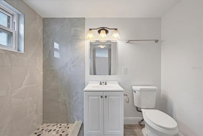 Building Photo - 880 Queen Rd