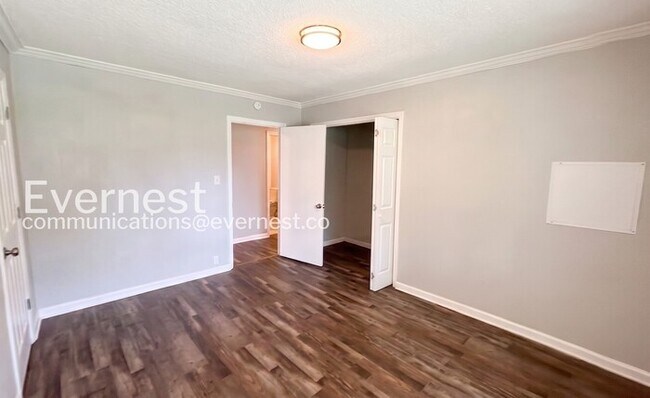 Building Photo - 3 Bed, 2 Bath Home with Modern Amenities / Pet-Friendly / Available Now!