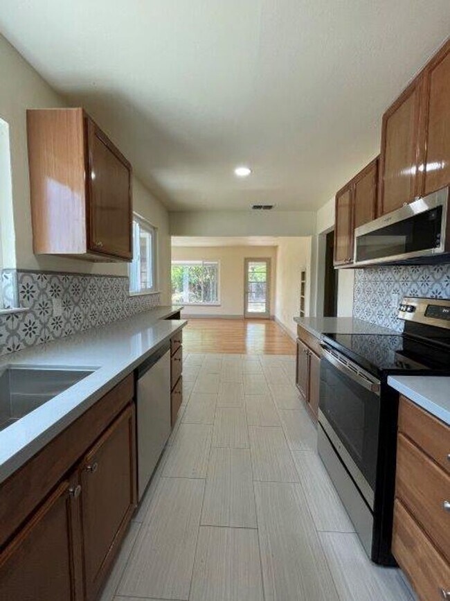 Building Photo - Tahoe Park 2 Bedroom