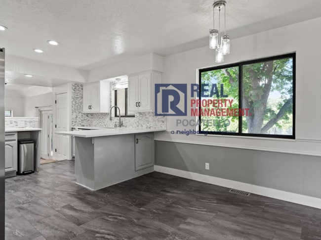 Building Photo - 5 Bedroom Home - University Area - Must See - Pet (dog) Negotiable