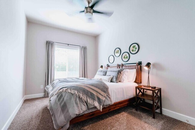 Building Photo - 406 NW Retreat Ln