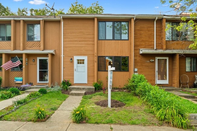 Primary Photo - Broadneck Schools! Updated 3 Bedroom 3 Lev...