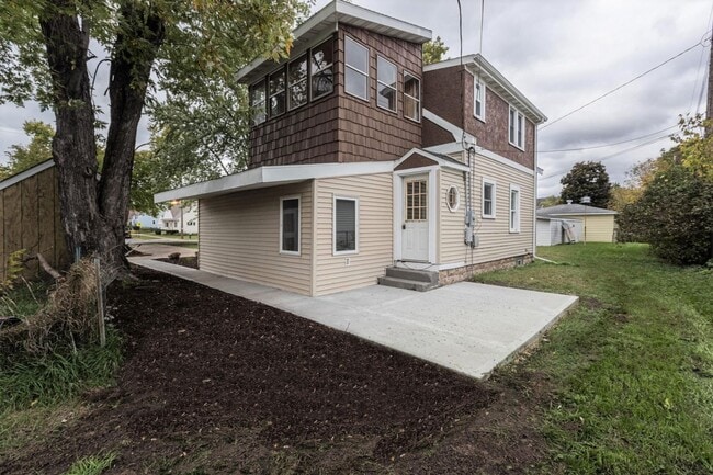 Building Photo - South Side 3 Bedroom House