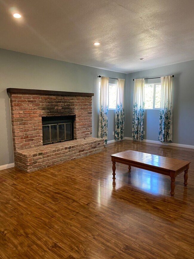 Building Photo - 12133 Topa Ln