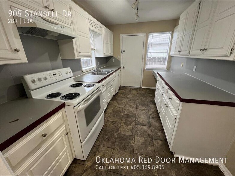Building Photo - 909 Stansell Dr