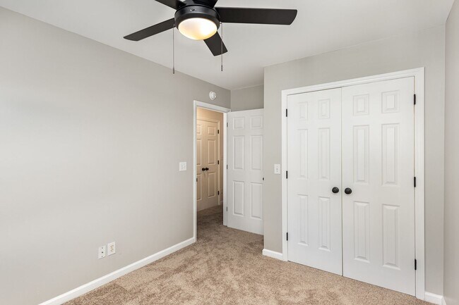 Building Photo - Newly Updated Townhome with Minutes Walk t...