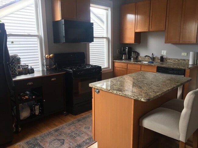 Building Photo - 1236 W Oakdale Ave