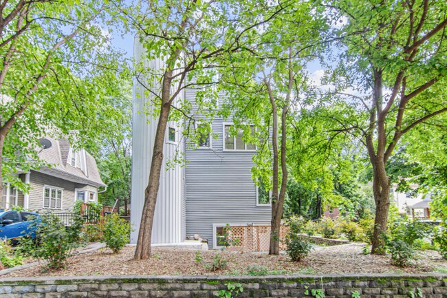 Building Photo - 519 W 22nd St