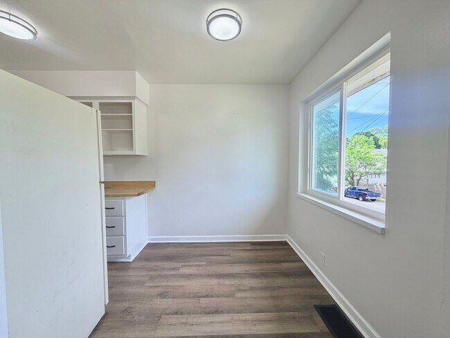 Building Photo - 2616 Newport Ave