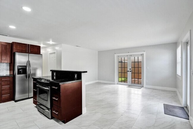 Building Photo - 800 SW 12th Ct