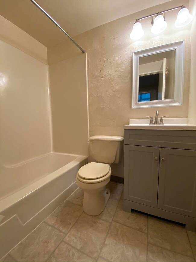 Building Photo - Wonderful 2BR Townhome in Plum! Central A/...