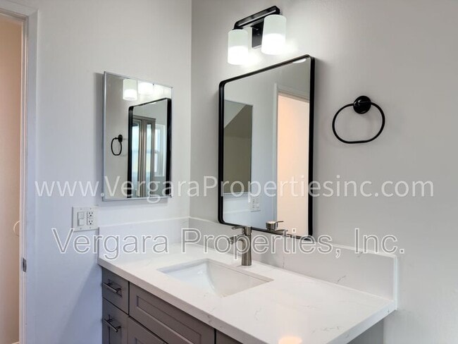 Building Photo - 18012 Manhattan Pl