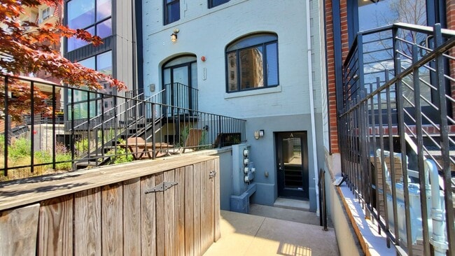 Building Photo - Amazing 2 Bedroom, 2 Full Bathroom 14th St Apartment with Secure Parking!