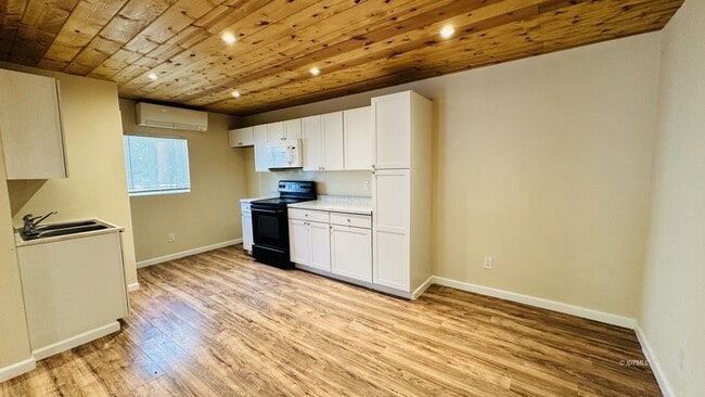 Building Photo - Walk to town 1 Bedroom Apartment