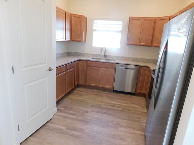 Building Photo - WALKING DISTANCE TO COMMUNITY