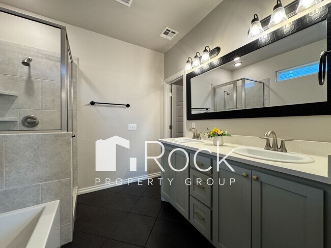 Building Photo - Spacious 3-Bedroom Home with Designer Kitc...