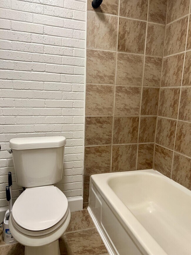 Building Photo - 1815 E Lindsey St