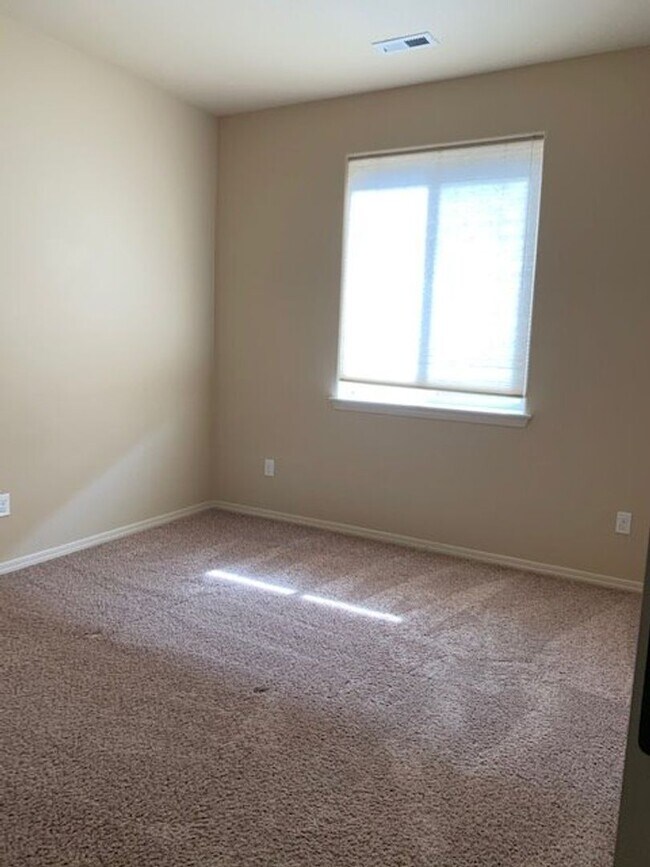 Building Photo - 3 bd. 2 bath Rambler Available November 10!