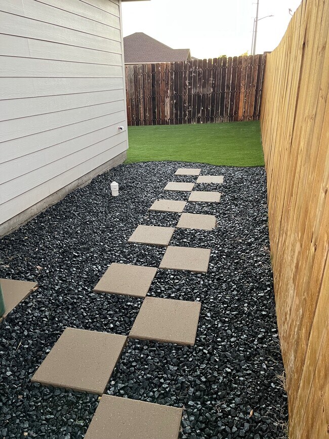 Building Photo - 108 S Thomas Cv