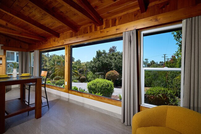 Building Photo - 2136 Foothill Dr