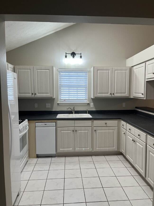 Building Photo - 135 Lake Chateau Dr