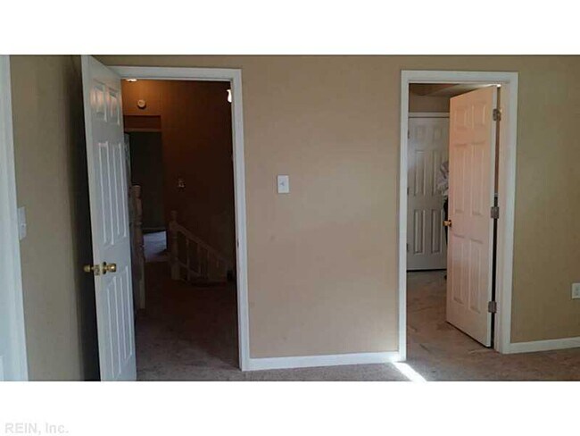 Building Photo - 3214 Bapaume Ave