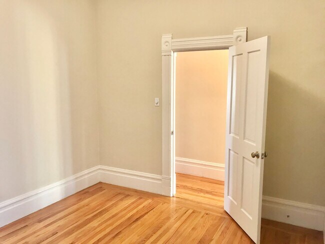 Building Photo - Handsome, Recently Renovated, 3BR/2BA Pac ...