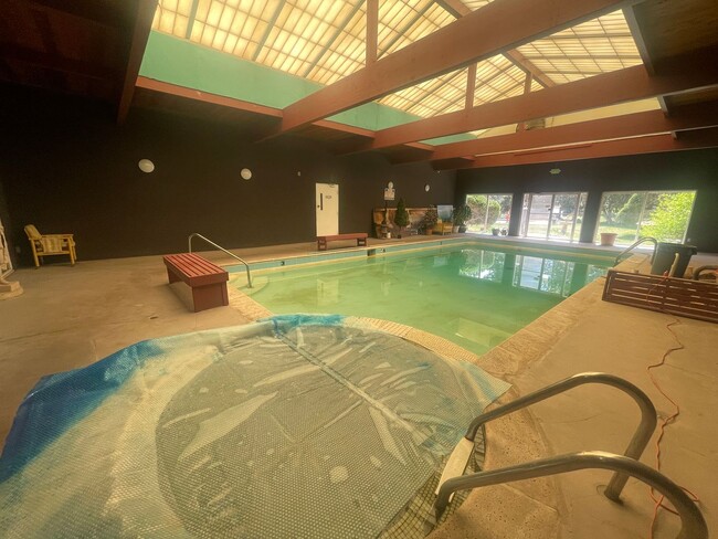 Building Photo - Quiet and private 1 bedroom on the 1st floor - in Glendale