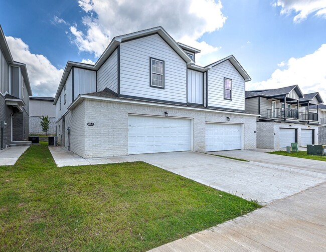 Building Photo - New 3/3.5, Balcony and 2 car garage - Pre-...