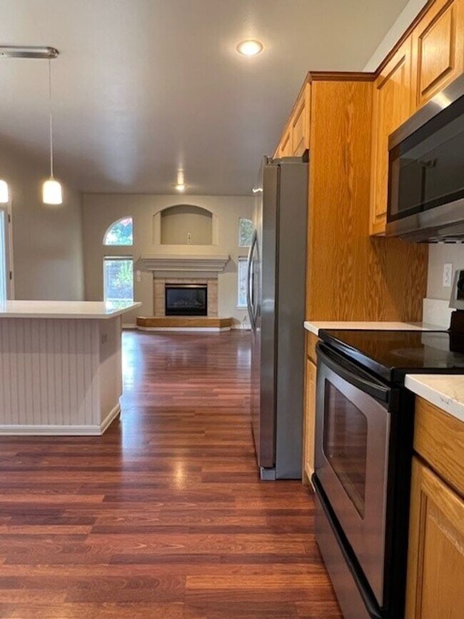 Building Photo - Beautiful 5bd 3ba home on corner lot, Edge...
