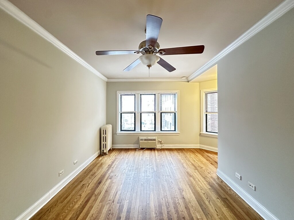 Building Photo - 726 W Addison St