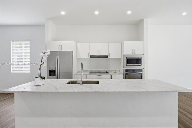 Building Photo - 2852 SW 32nd Ct