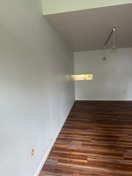 Building Photo - 1051 Danby Rd