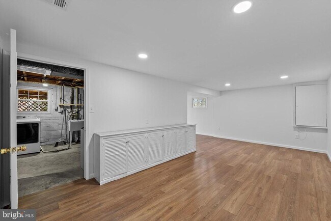 Building Photo - 5505 Avon Ct
