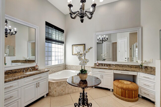 Building Photo - 128 Esperanza Way