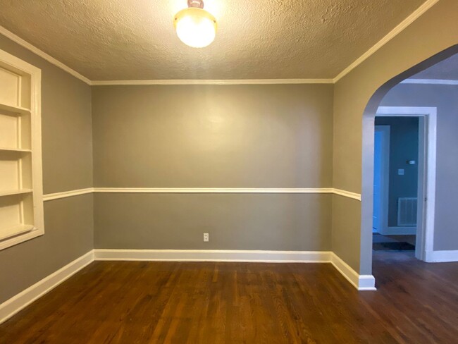 Building Photo - 2 bed, 1 bath with hardwood floors by U of...