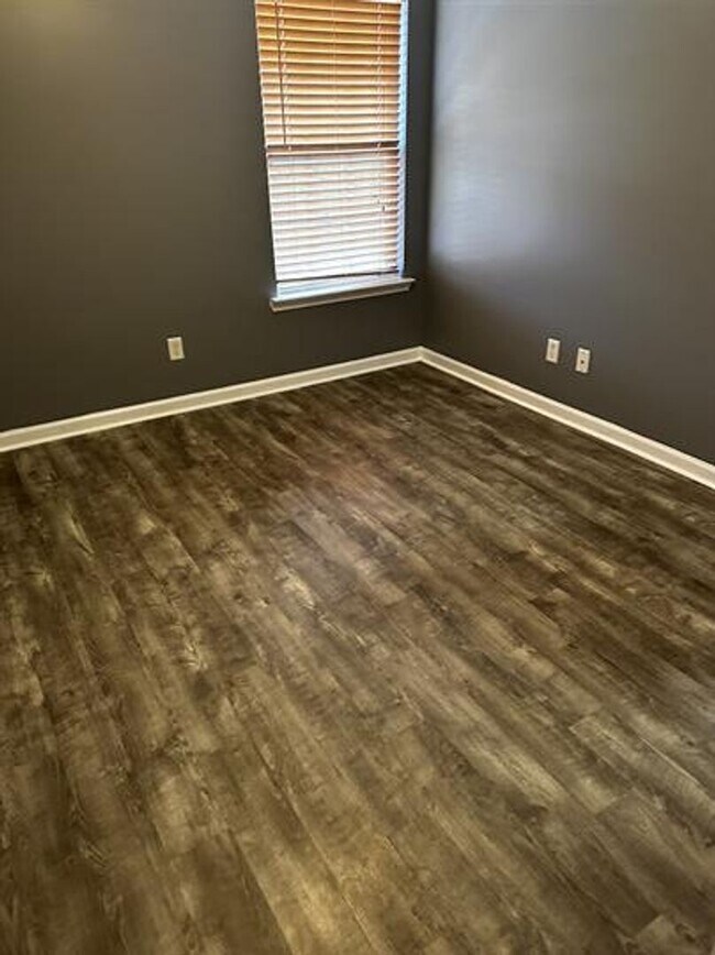 Building Photo - MOVE IN READY!