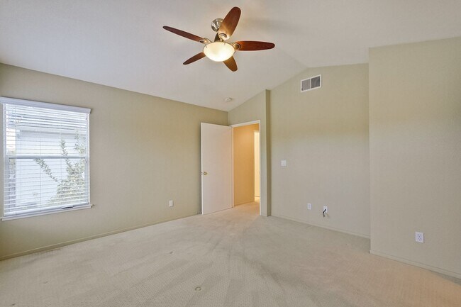 Building Photo - Awesome 3 Bedroom  Home Near Rivermark Plaza!