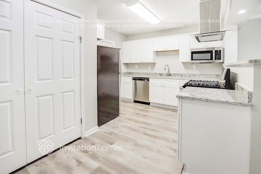 Building Photo - 2319 Delowe Dr