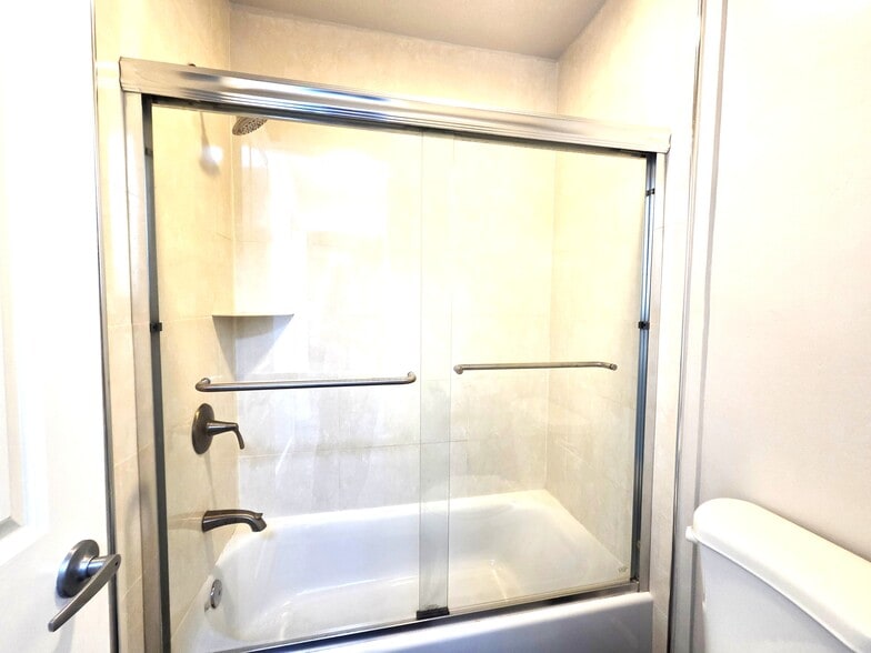 Bathroom No. 2 with tub/shower. - 10982 Roebling Ave