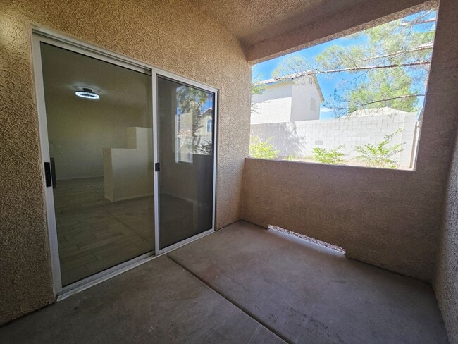 Building Photo - BEAUTIFUL GATED COMMUNITY WITH CLUBHOUSE, COMMUNITY POOL, COMMUNITY SPA, EXERCISE ROOM. FIRST FLO...